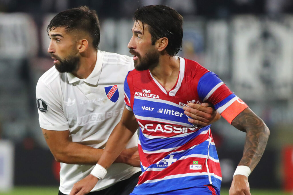 Emiliano Amor marcando a Juan Martín Lucero en duelo de Colo-Colo y Fortaleza por Copa Libertadores.