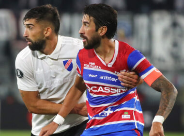 Emiliano Amor marcando a Juan Martín Lucero en duelo de Colo-Colo y Fortaleza por Copa Libertadores.