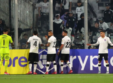 Jugadores de Colo-Colo conteniendo a los hinchas.