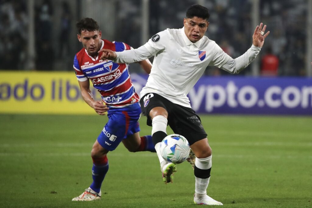 El jugador de Colo-Colo, Claudio Aquino, disputando un balón en el partido vs Fortaleza.