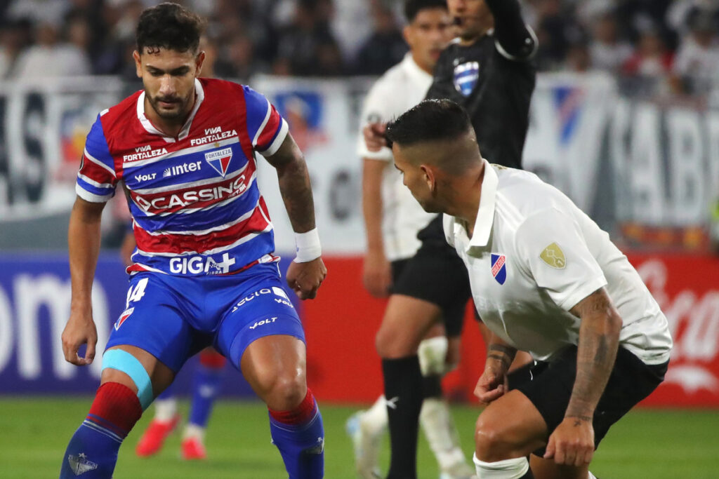 Jugador de Colo-Colo y Fortaleza disputando un balón durante un partido de Copa Libertadores.