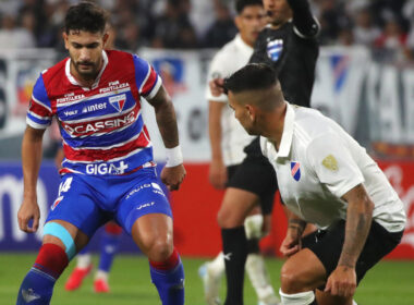 Jugador de Colo-Colo y Fortaleza disputando un balón durante un partido de Copa Libertadores.