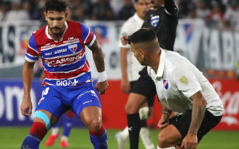 Jugador de Colo-Colo y Fortaleza disputando un balón durante un partido de Copa Libertadores.