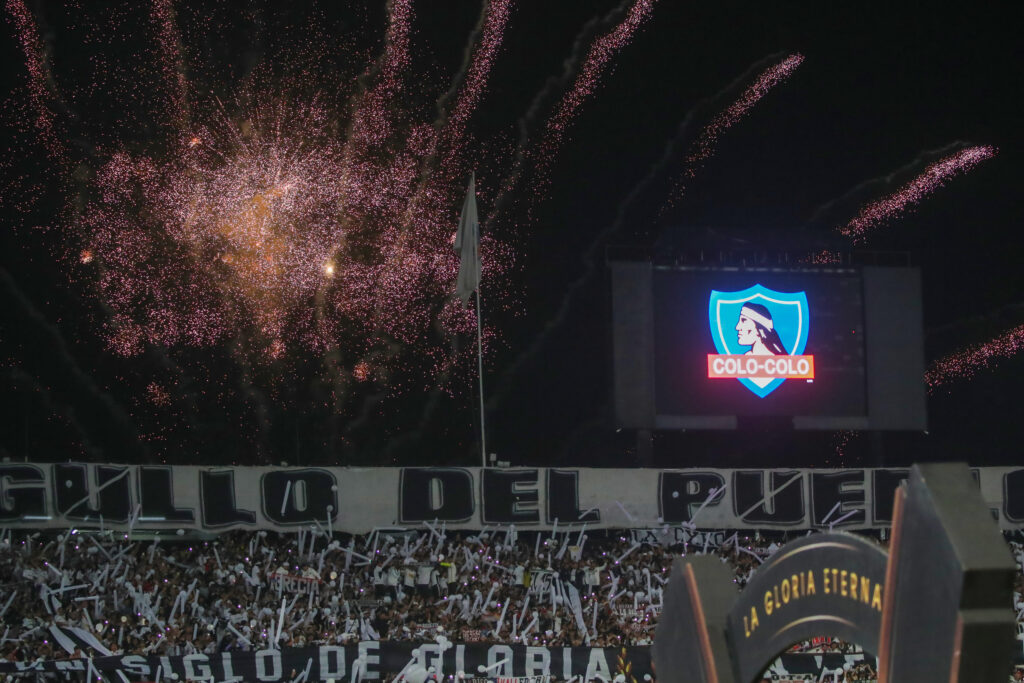 Futbol, Colo Colo vs Fortaleza. Fase de grupos, Copa Libertadores 2025. Hinchas de Colo Colo son fotografiados durante el partido de copa libertadores por el grupo E contra Fortaleza disputado en el estadio Monumental en Santiago, Chile. 10/04/2024 Jonnathan Oyarzun/Photosport Football, Colo Colo vs Fortaleza. Group stage, Copa Libertadores 2025. Colo Colo’s fans are pictured during the copa libertadores match for group E against Fortaleza at the Monumental stadium in Santiago, Chile. 10/04/2024 Jonnathan Oyarzun/Photosport