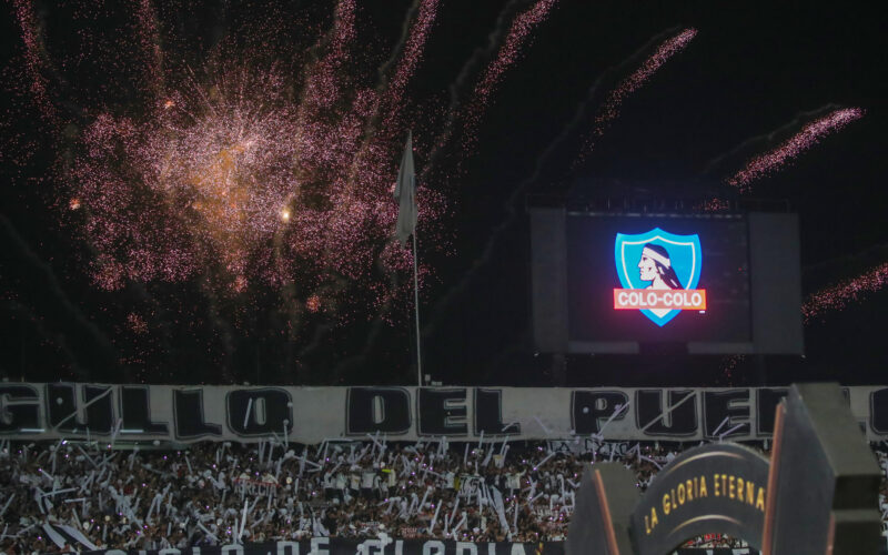 Futbol, Colo Colo vs Fortaleza. Fase de grupos, Copa Libertadores 2025. Hinchas de Colo Colo son fotografiados durante el partido de copa libertadores por el grupo E contra Fortaleza disputado en el estadio Monumental en Santiago, Chile. 10/04/2024 Jonnathan Oyarzun/Photosport Football, Colo Colo vs Fortaleza. Group stage, Copa Libertadores 2025. Colo Colo’s fans are pictured during the copa libertadores match for group E against Fortaleza at the Monumental stadium in Santiago, Chile. 10/04/2024 Jonnathan Oyarzun/Photosport