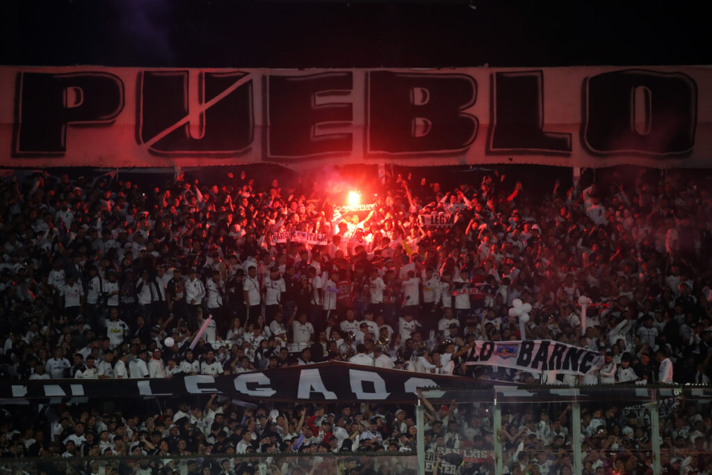 Futbol, Colo Colo vs Fortaleza. Fase de grupos, Copa Libertadores 2025. Hinchas de Colo Colo de la Garra Blanca son fotografiados durante el partido de copa libertadores por el grupo E contra Fortaleza disputado en el estadio Monumental en Santiago, Chile. 10/04/2024 Jonnathan Oyarzun/Photosport Football, Colo Colo vs Fortaleza. Group stage, Copa Libertadores 2025. Colo Colo’s fans are pictured during the copa libertadores match for group E against Fortaleza at the Monumental stadium in Santiago, Chile. 10/04/2024 Jonnathan Oyarzun/Photosport