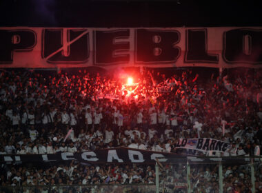 Futbol, Colo Colo vs Fortaleza. Fase de grupos, Copa Libertadores 2025. Hinchas de Colo Colo de la Garra Blanca son fotografiados durante el partido de copa libertadores por el grupo E contra Fortaleza disputado en el estadio Monumental en Santiago, Chile. 10/04/2024 Jonnathan Oyarzun/Photosport Football, Colo Colo vs Fortaleza. Group stage, Copa Libertadores 2025. Colo Colo’s fans are pictured during the copa libertadores match for group E against Fortaleza at the Monumental stadium in Santiago, Chile. 10/04/2024 Jonnathan Oyarzun/Photosport