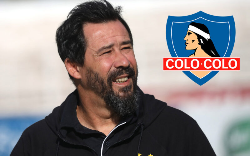 Primer plano de Pablo Vitamina Sánchez junto al escudo de Colo-Colo.