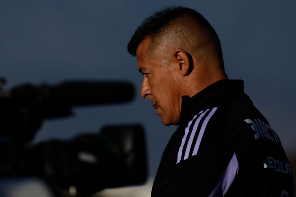 ¿Ciclo terminado de Jorge Almirón en Colo-Colo? En Blanco y Negro ya tendrían la respuesta.