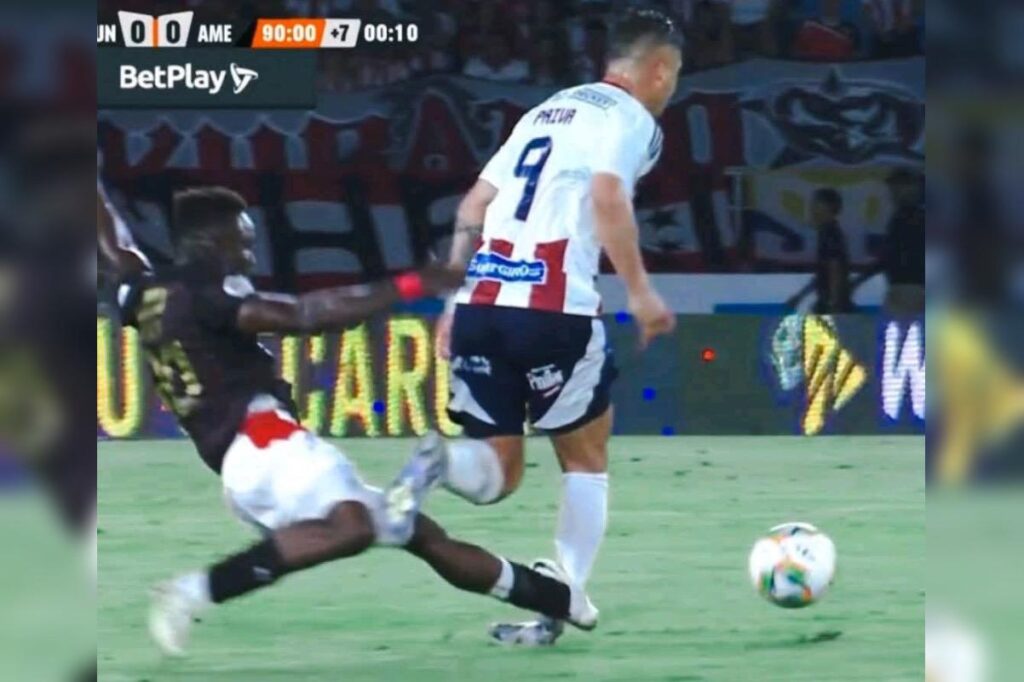 Patada sobre Guillermo Paiva