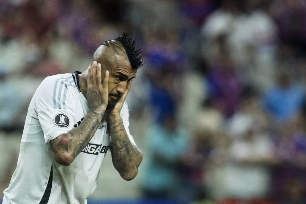 Arturo Vidal lamentando la derrota alba en Fortaleza.