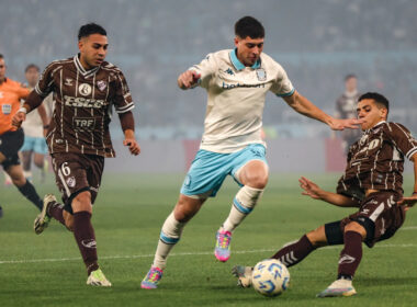 Jugador de Racing Club frente a dos futbolistas de Platense por los octavos de final del Torneo de Apertura Argentino.
