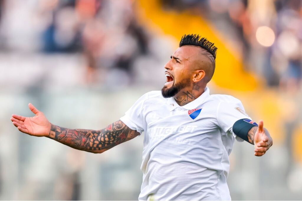 Arturo Vidal celebrando un gol con la camiseta conmemorativa de Colo-Colo.