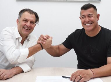 El presidente de Blanco y Negro, Aníbal Mosa y Jorge Almirón