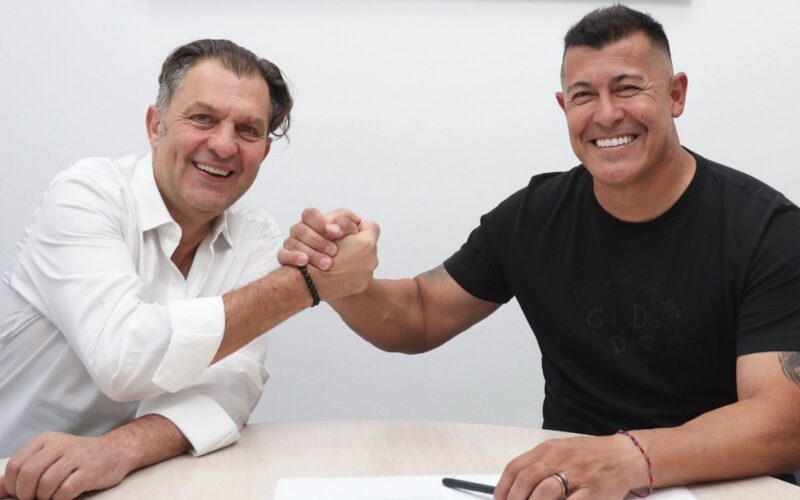 El presidente de Blanco y Negro, Aníbal Mosa y Jorge Almirón