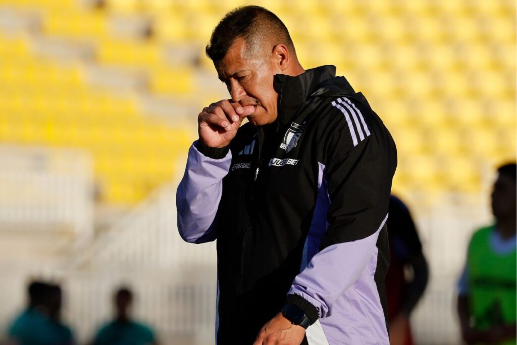 Jorge Almirón con indumentaria de Colo-Colo