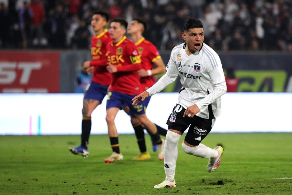 Claudio Aquino celebrando su gol ante Unión Española.