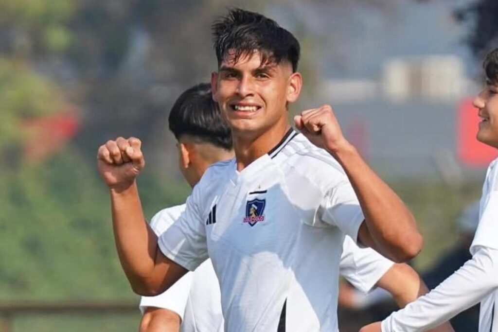 Yastin Cuevas celebrando un gol con Colo-Colo Sub-18 ante Unión Española.