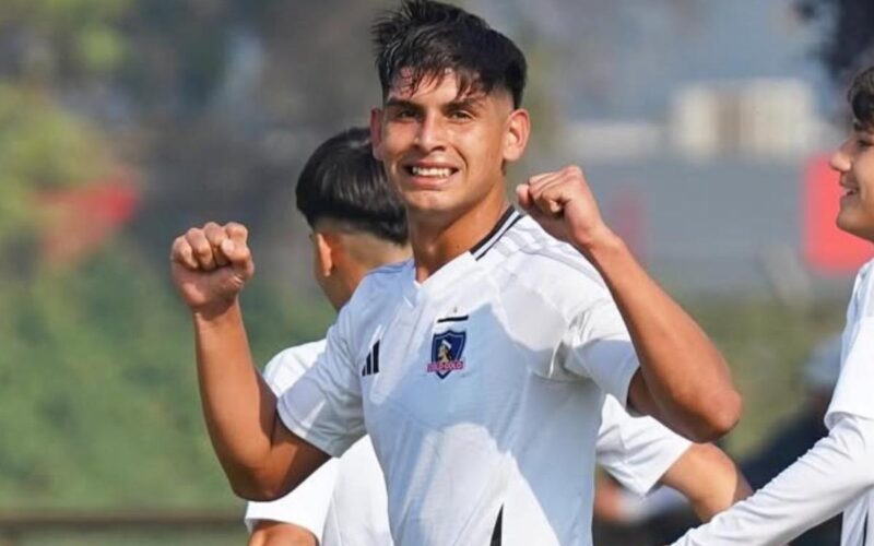Yastin Cuevas celebrando un gol con Colo-Colo Sub-18 ante Unión Española.