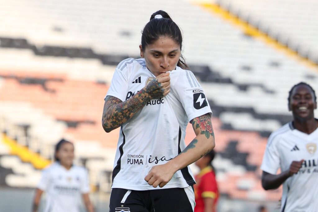 Yenny Acuña celebrando un gol con Colo-Colo en la Liga Femenina 2025.