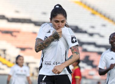 Yenny Acuña celebrando un gol con Colo-Colo en la Liga Femenina 2025.