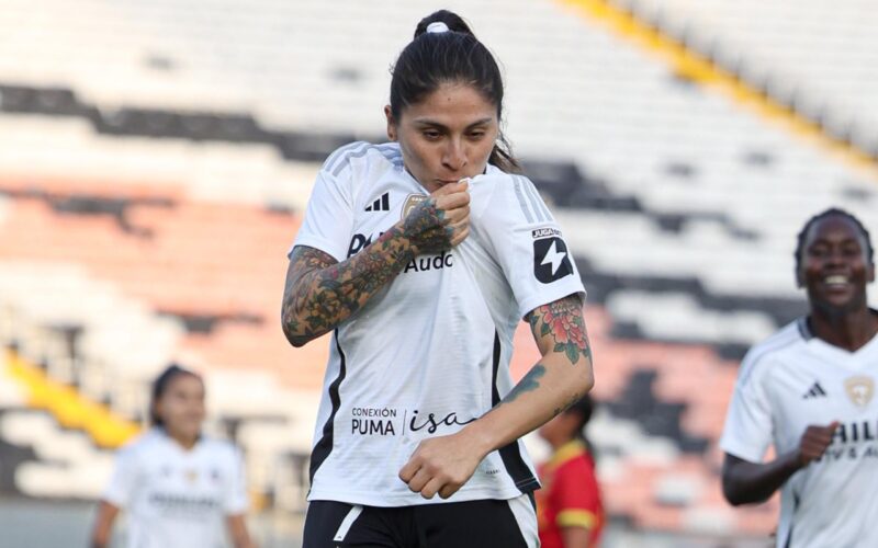 Yenny Acuña celebrando un gol con Colo-Colo en la Liga Femenina 2025.