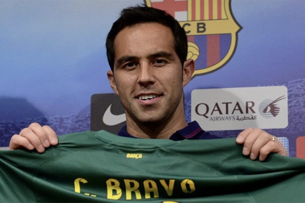 Claudio Bravo siendo presentado en el Barcelona.