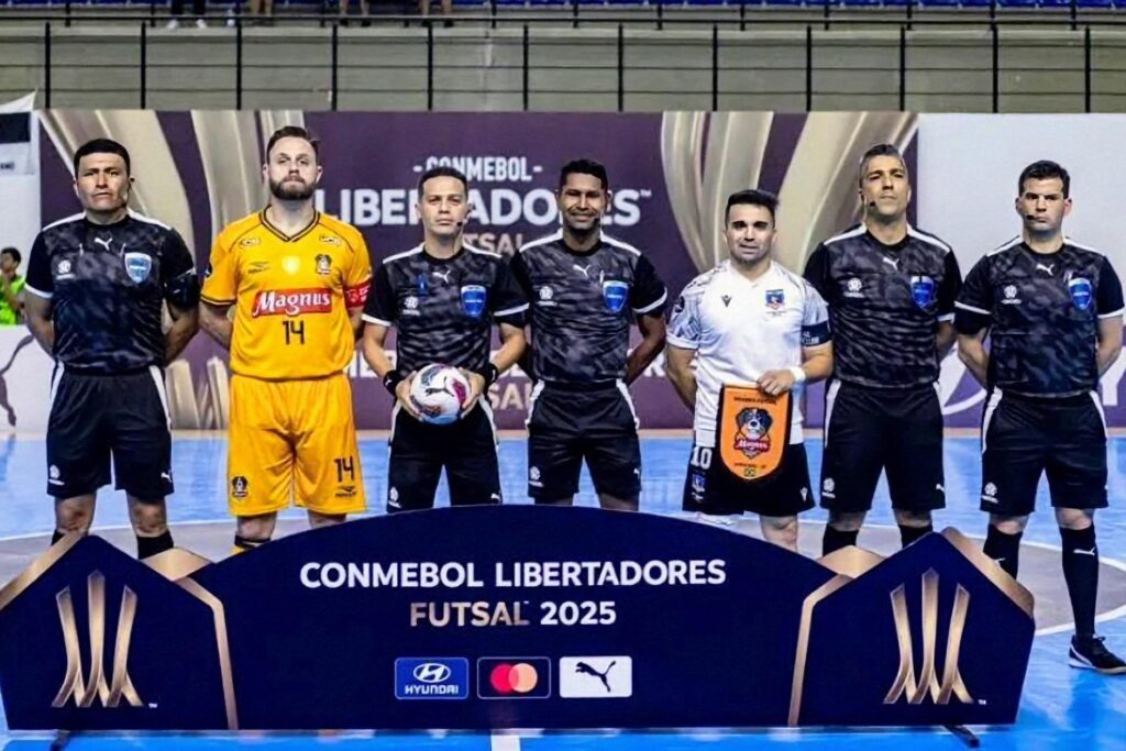 Bastián Farías en el sorteo de capitanes entre Colo-Colo futsal  y Magnus