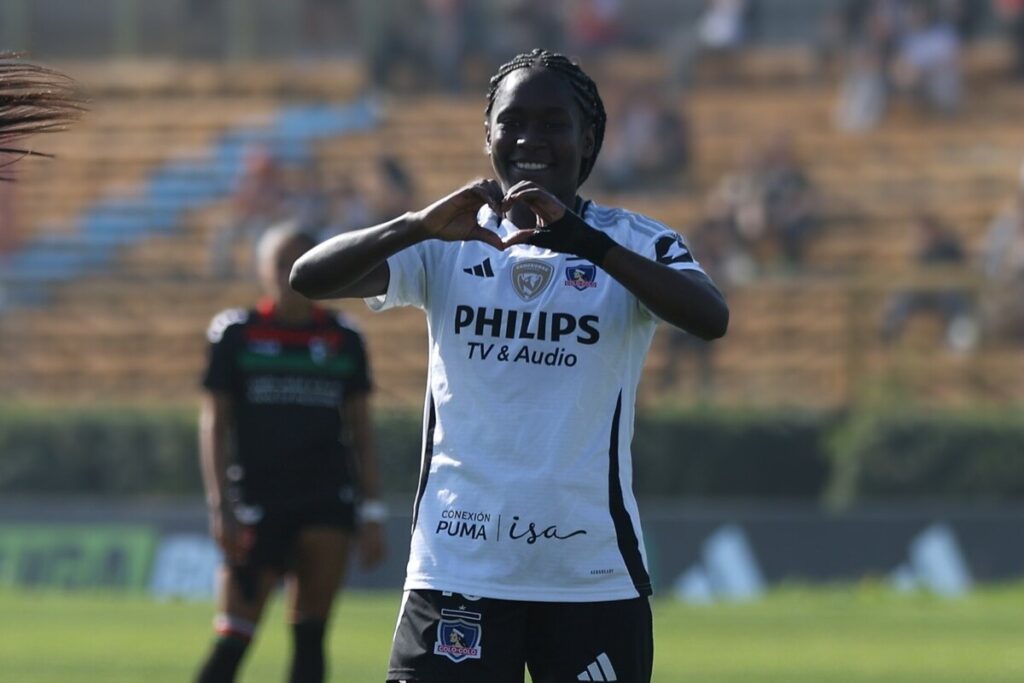 Mary Valencia festeja su doblete ante Palestino.