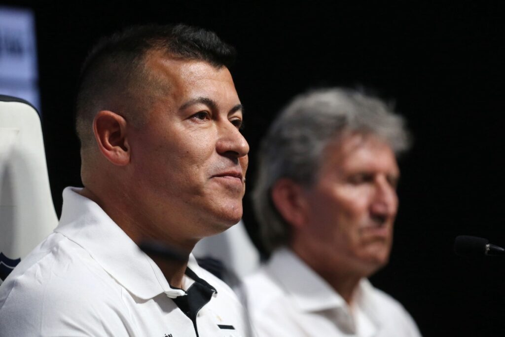 Jorge Almirón y Daniel Morón en la sala de conferencia de prensa de Colo-Colo.