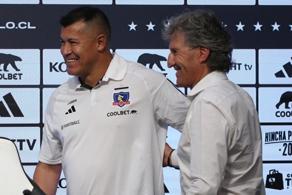 Jorge Almirón y Daniel Morón en la sala de conferencia de prensa de Colo-Colo.
