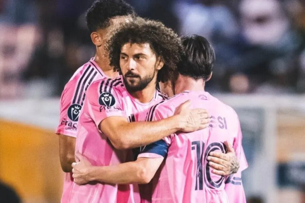 Maximiliano Falcón abrazando a Lionel Messi.