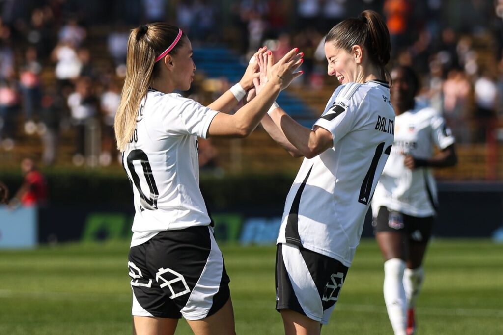 Colo-Colo Femenino festeja el triunfo.
