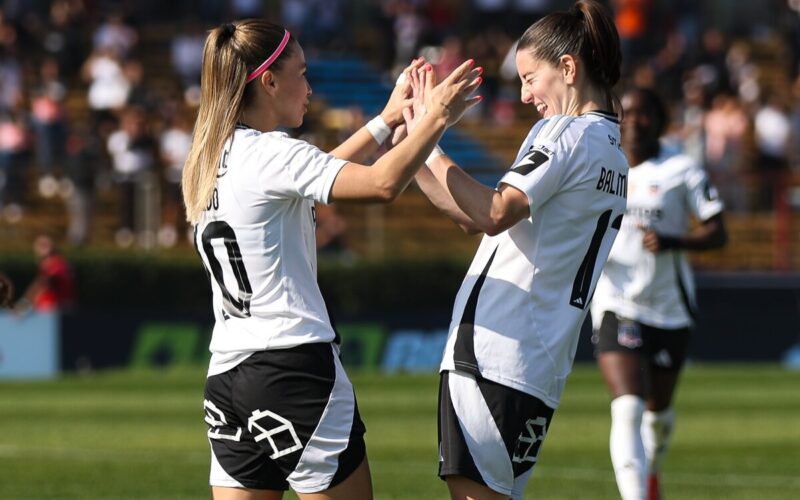 Colo-Colo Femenino festeja el triunfo.