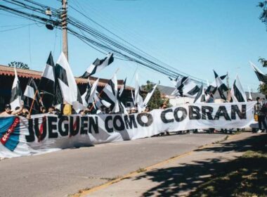Los hinchas de Colo-Colo manifestándose por los malos resultados.