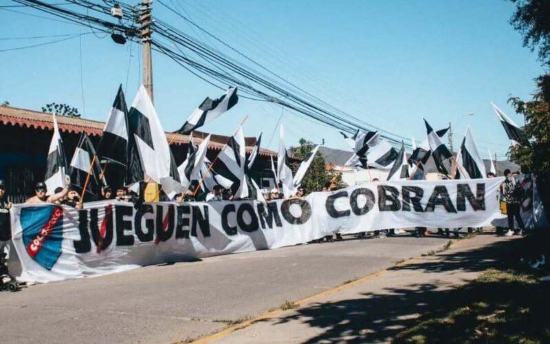 Los hinchas de Colo-Colo manifestándose por los malos resultados.