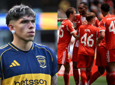 Primer plano de Carlos Palacios con camiseta de boca Juniors, junto a los jugadores del Bayern Múnich abrazados celebrando un gol.