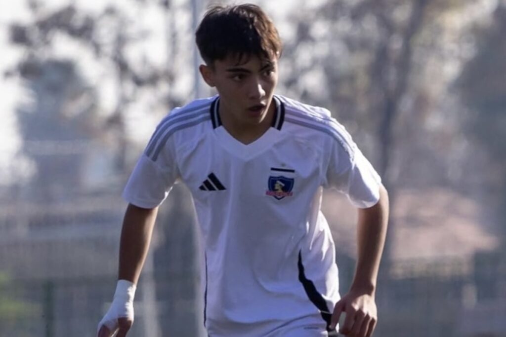 Primer plano de Bautista Correa con la camiseta de Colo-Colo.