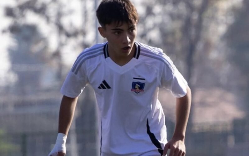 Primer plano de Bautista Correa con la camiseta de Colo-Colo.