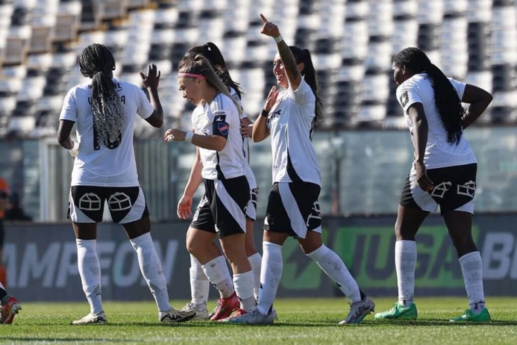 Las jugadoras de Colo-Colo festejando un gol.