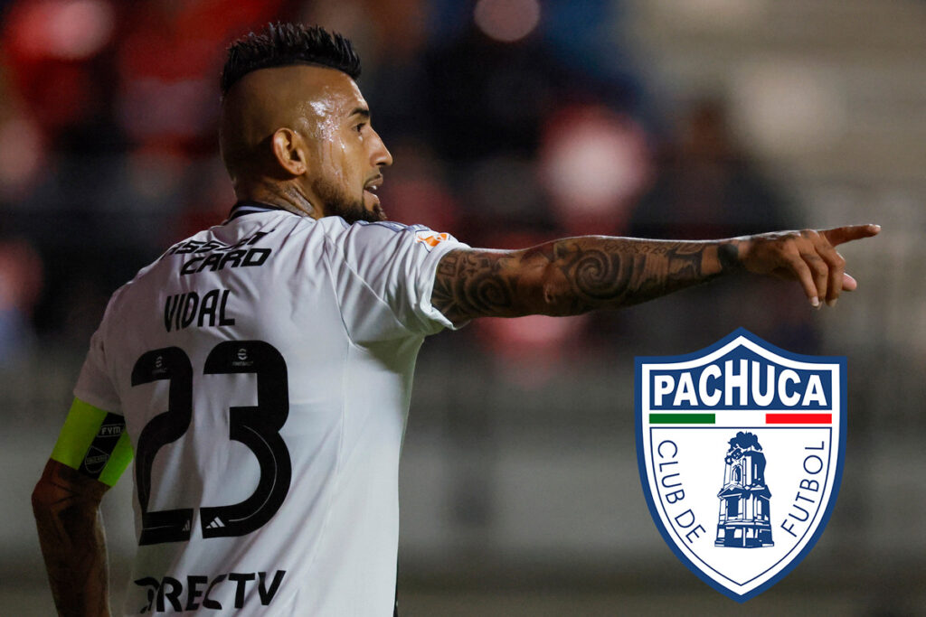 Arturo Vidal vistiendo camiseta de Colo-Colo junto al escudo del Pachuca.