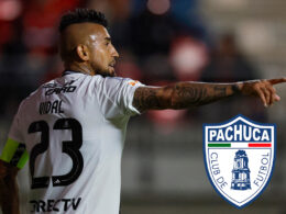 Arturo Vidal vistiendo camiseta de Colo-Colo junto al escudo del Pachuca.