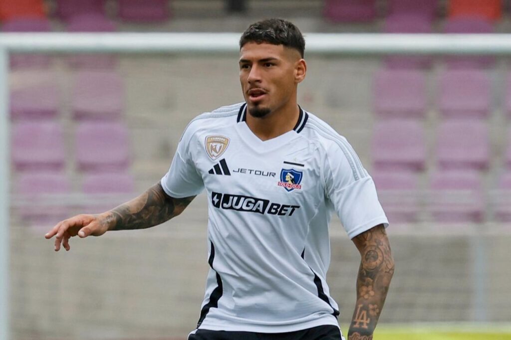 Alan Saldivia con la camiseta de Colo-Colo.