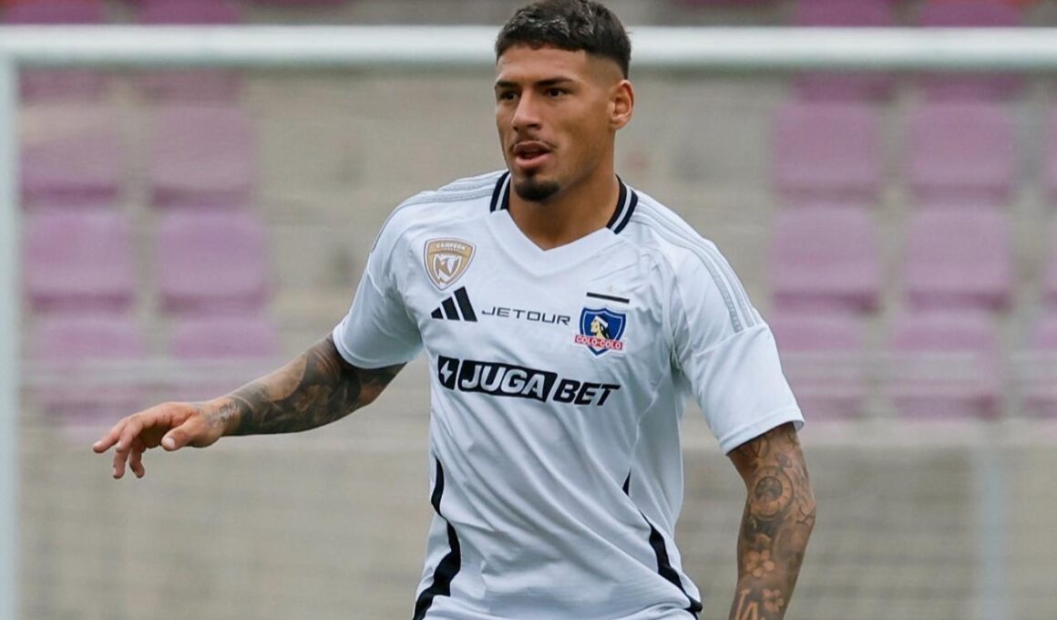 Alan Saldivia con la camiseta de Colo-Colo.