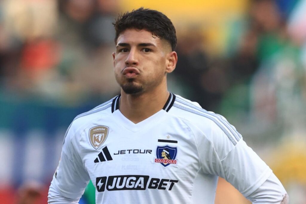 Primer plano a Alan Saldivia con camiseta de Colo-Colo en el partido ante Audax Italiano en el Estadio Bicentenario de La Florida.