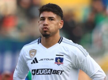 Primer plano a Alan Saldivia con camiseta de Colo-Colo en el partido ante Audax Italiano en el Estadio Bicentenario de La Florida.