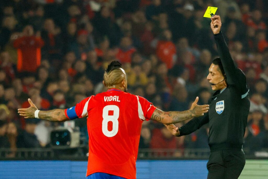 Arturo Vidal recibiendo tarjeta amarilla