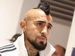 Primer plano al rostro de Arturo Vidal con la indumentaria de Colo-Colo.