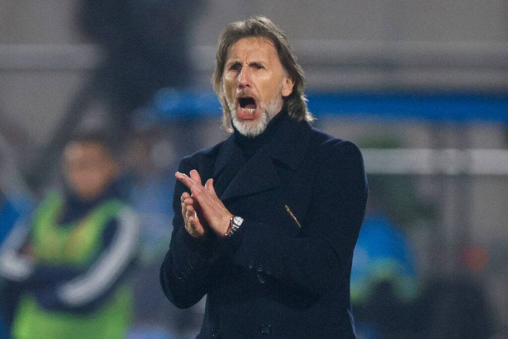 Ricardo Gareca dirigiendo ante Argentina
