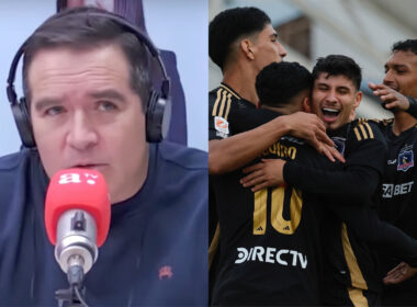 Primer plano de Cristián Caamaño y jugadores de Colo-Colo abrazados celebrando un gol.